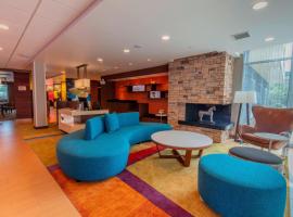 Fairfield Inn & Suites by Marriott Atlanta Woodstock，位于伍德斯托克的酒店