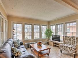 Lakewood Home with Yard about 8 Mi to Cleveland!，位于莱克伍德的酒店