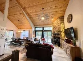 Gorgeous cabin 3bdrm/3bth, hot tub, fireplace, kid/pet friendly