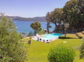 Villa Le Sprizze a bordo del mare - Goelba，位于马西亚娜马里纳的带泳池的酒店