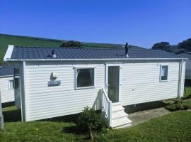 Large 4 person Couples and Family Caravan in Newquay Bay Resort，位于纽基的豪华帐篷营地