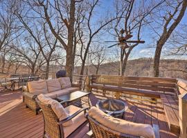 Pet-Friendly Grand Lake House with Dock and Kayaks!，位于Eucha的酒店