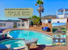 Private Home on 10 Acres - Heated Salt Pool & Jacuzzi, Mountain & City Views, Horseshoes, Basketball, BBQ, Golf Putting, Foosball, Croquet, Bose Stereo, White Cotton Bedding - Hilltop Hacienda, Pool Heat Optional，位于Jamul的酒店