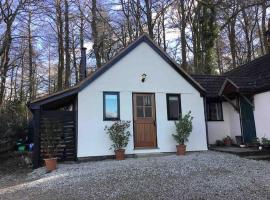 Cute studio cottage. Wood burner. Amazing views，位于Longhope的度假屋