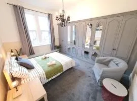 Large 3 Bed Flat, Free Parking