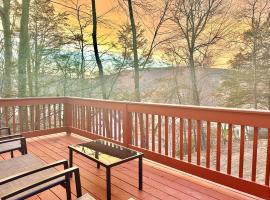 Chic Chalet River Views & Access，位于Montague的酒店