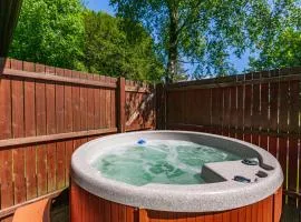 Bluebell Lodge 2 with Hot Tub