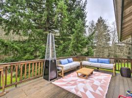 Central 4-Acre Cottage with Deck Walk to Bay!，位于Manzanita的酒店