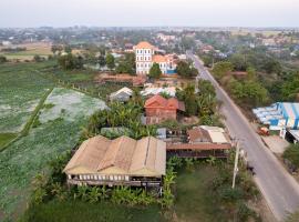 Damnak Phnom Krom Homestay，位于Phumĭ Rœssei LŭkFloating Village附近的酒店