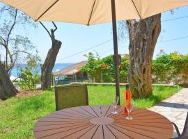 Anemelo house by the Kontogialos beach，位于派莱卡斯的酒店