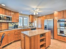 All Year-Round Retreat Near Windham Mountain，位于Conesville的酒店