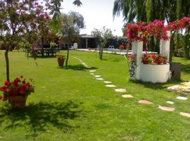 FINCA EL CAMPITO, piscina, bbq, ping-pong, billar, 10 min andando de la playa，位于罗塔的酒店