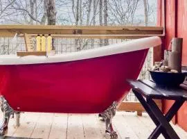 Outdoor Soaking Tub! Cozy spot for couples getaway