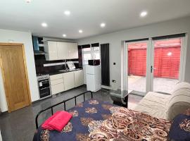 Full Studio Near Heathrow Airport & London，位于海斯的酒店