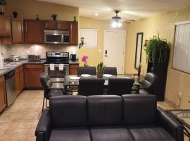 3 Bedroom, 2 Bath Whole House, ASU, Tempe, Scottsdale on Light Rail，位于梅萨的度假短租房