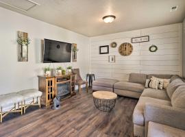 Woods Cross Vacation Rental with Hot Tub!，位于伍兹克劳斯的酒店