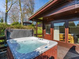 Birch Lodge 12 with Hot Tub，位于牛顿斯图尔特的酒店