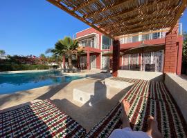 Villa avec piscine entre plage et Siné Saloum，位于Palmarin的乡村别墅