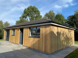 Cedar Garden Cottage，位于East Chinnock的酒店