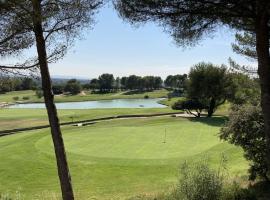 LA PERLE DU GOLF -Magnifique Vue CLIM LINGE Golf Saumane 6P Piscine Tennis，位于索马讷-德沃克吕兹的酒店