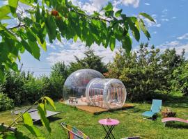 La bulle des champs，位于Champmotteux的带泳池的酒店