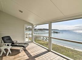 Bayside Deltaville Retreat with Beach and Bay Views!，位于Locklies的酒店