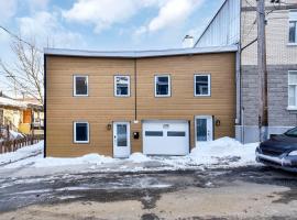 2-storey house with garage and interior terrace，位于魁北克市的酒店