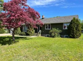 Family Home W/ 2 King, 2 Queen Beds + Game Room，位于伯米吉的酒店