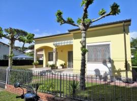 Wunderschönes Ferienhaus in Lido Di Camaiore mit Schönem Garten，位于利多迪卡马约雷的酒店