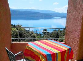 Appartement d'une chambre avec vue sur le lac terrasse amenagee et wifi a Sainte Croix du Verdon a 2 km de la plage，位于韦尔东的圣克鲁瓦的酒店