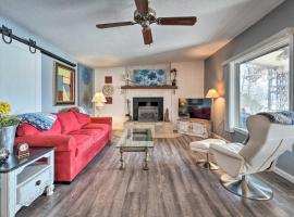 Lakefront Vacation Rental with Deck and 2 Docks!，位于Hardy的酒店