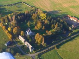 Gîtes du château de la Motte，位于Joué-du-Plain的酒店