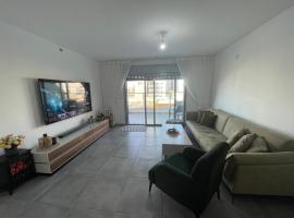 Luxury boutique apartment with balcony and sea view 3BR，位于Tirat Karmel的度假短租房
