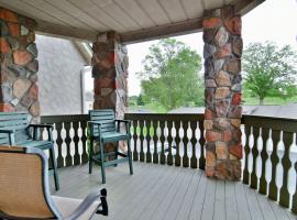 Unit 207 2 BDRM 2 BA condo，位于Birchwood的酒店