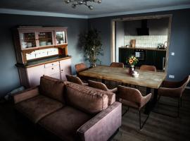 Großes Ferienhaus Schwarze Möwe nahe Ueckermünde，位于Grambin的酒店