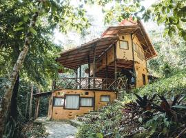 Chirapa Manta Amazon Lodge，位于Lamas的山林小屋