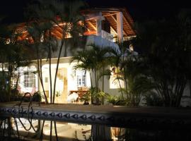 Lush Garden House near beaches with private pool.，位于埃斯孔迪多港的度假屋
