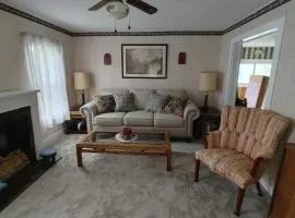 Entire Home - 4 Bedroom - Canandaigua - Steps Off Downtown - Walking distance to Restaurants, Shops, Breweries & Pubs