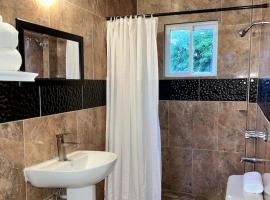 Royale Flush Suites，位于Middle Quarters的酒店