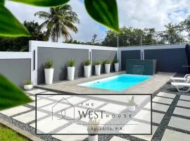 The West House Pool Home in Aguadilla, Puerto Rico，位于阿瓜迪亚的酒店