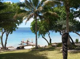 天堂湾度假酒店，位于维拉港康纳达礁附近的酒店
