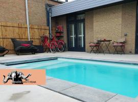 Paradise Amsterdam bungalow of 80 m2 with private pool -pool open 28 March-2 November 2024- All inclusive, breakfast, parking, use of bikes, tourist tax and much more，位于赞德沃特赞德沃特公园赛道附近的酒店