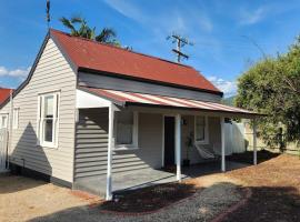 'Pickett's Cottage' - Circa 1868 - Oldest in Knox!，位于Boronia加勒比花园椅式缆车附近的酒店