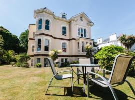 No5 Durley Road - Contemporary serviced rooms and suites - no food available，位于伯恩茅斯的浪漫度假酒店