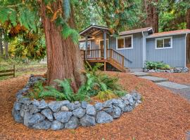 House with Deck on Whidbey Island, 1 Mi from Shore!，位于Clinton的酒店