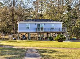 Coden Vacation Rental with Bay Access!，位于Coden的酒店