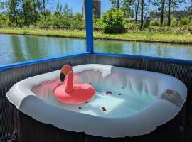 Cottage flottant jacuzzi privé en option gamme supérieure，位于圣让德洛讷的酒店