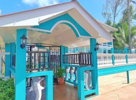 Los Delfines Hotel & Dive Center，位于小玉米岛的酒店