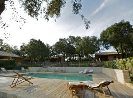 Gîtes "Les Cabanes de Carelle" entre Camargue et Cévennes，位于Aspères的酒店