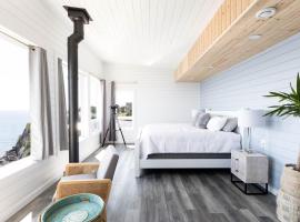 Cliffs Edge Retreat，位于Bauline East的酒店